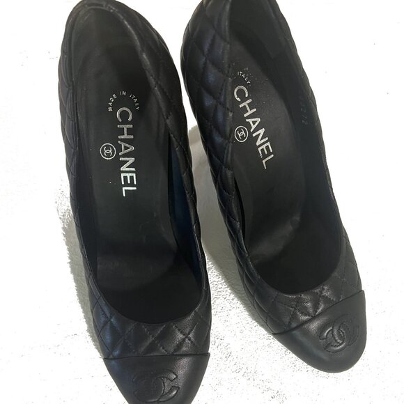 CHANEL Black Quilted CC Logo Cap Toe Pumps 39 - Picture 1 of 5